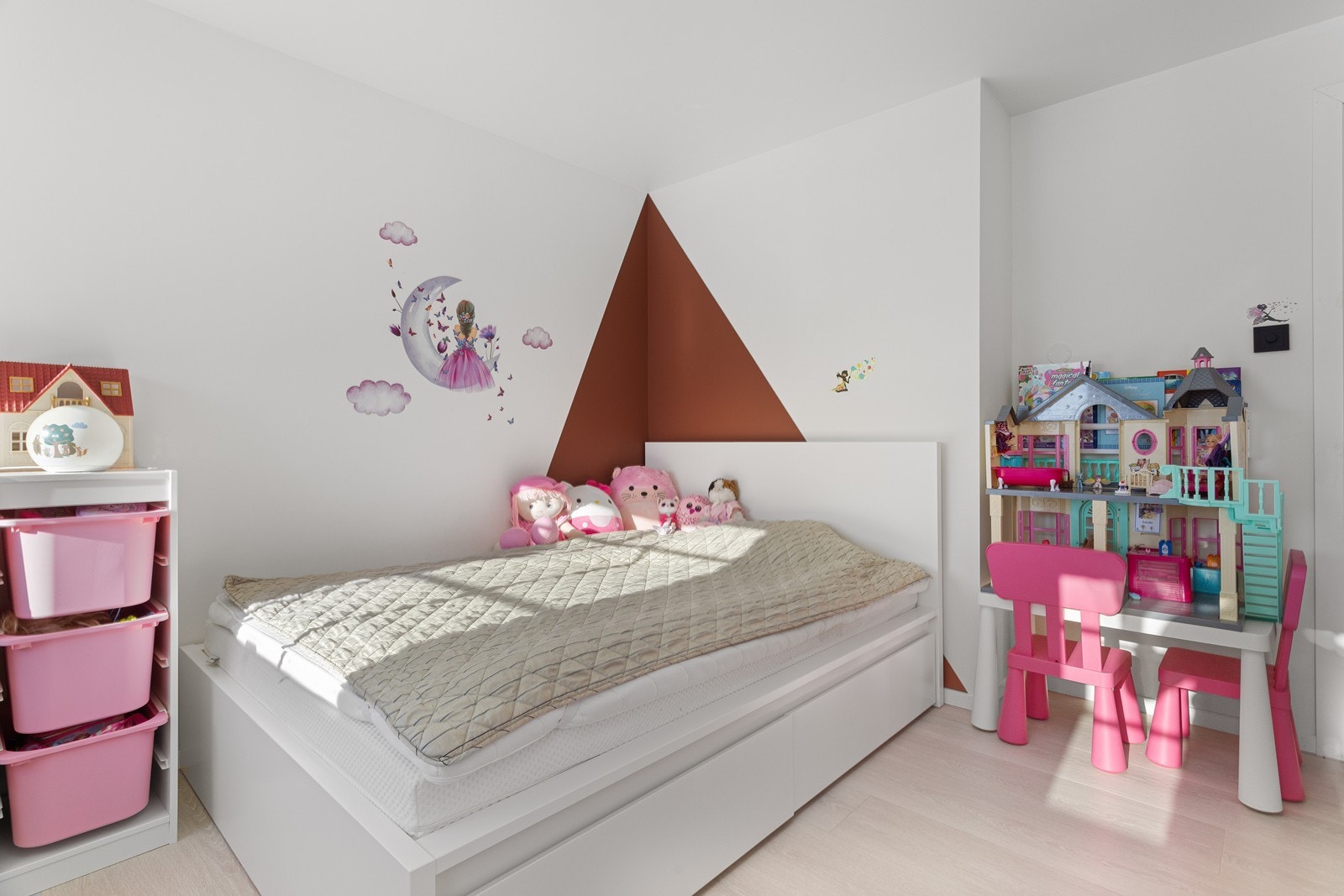 De andre soverommene har plass til seng, garderobeløsning og skrivepult. Galleribilde