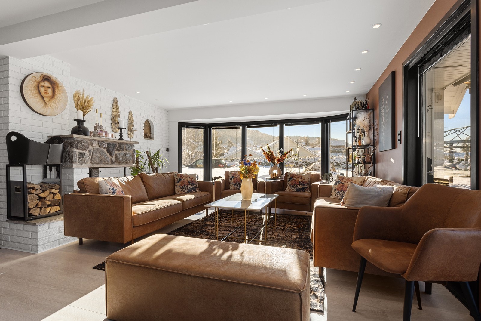 Stuen holder god romslighet og det er god plass til en hyggelig sofakrok i tv-stuen, spisebord og lesekrok. Galleribilde