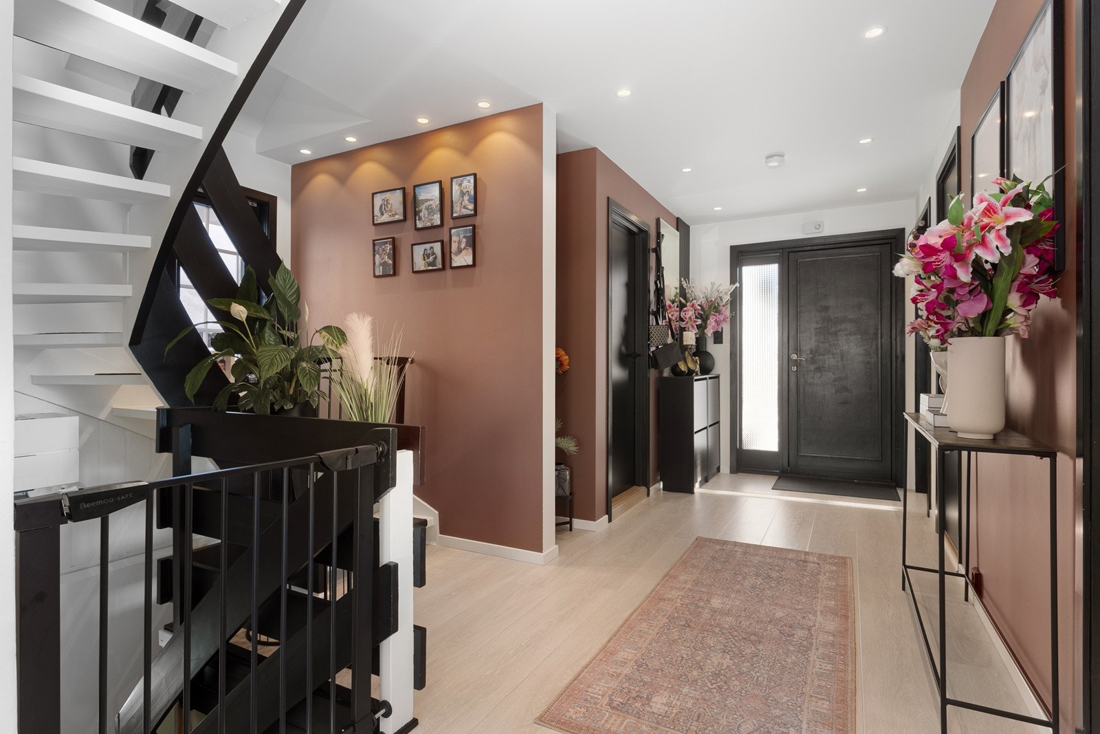 Lys og romslig entré med downlights i tak hvor det også er god plass til å henge ifra seg yttertøyet og til å sette ifra seg sko, noe som gjør det enkelt å holde orden i inngangspartiet. Galleribilde