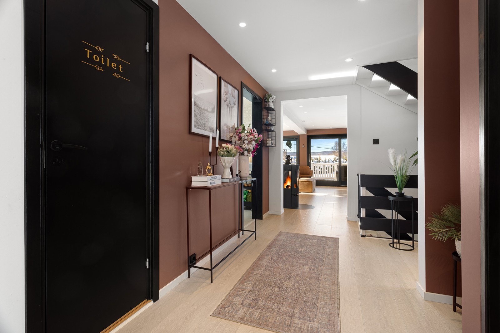 I tilknytning til entréen er det et praktisk toalettrom med enkel servantinnredning og toalett. Galleribilde