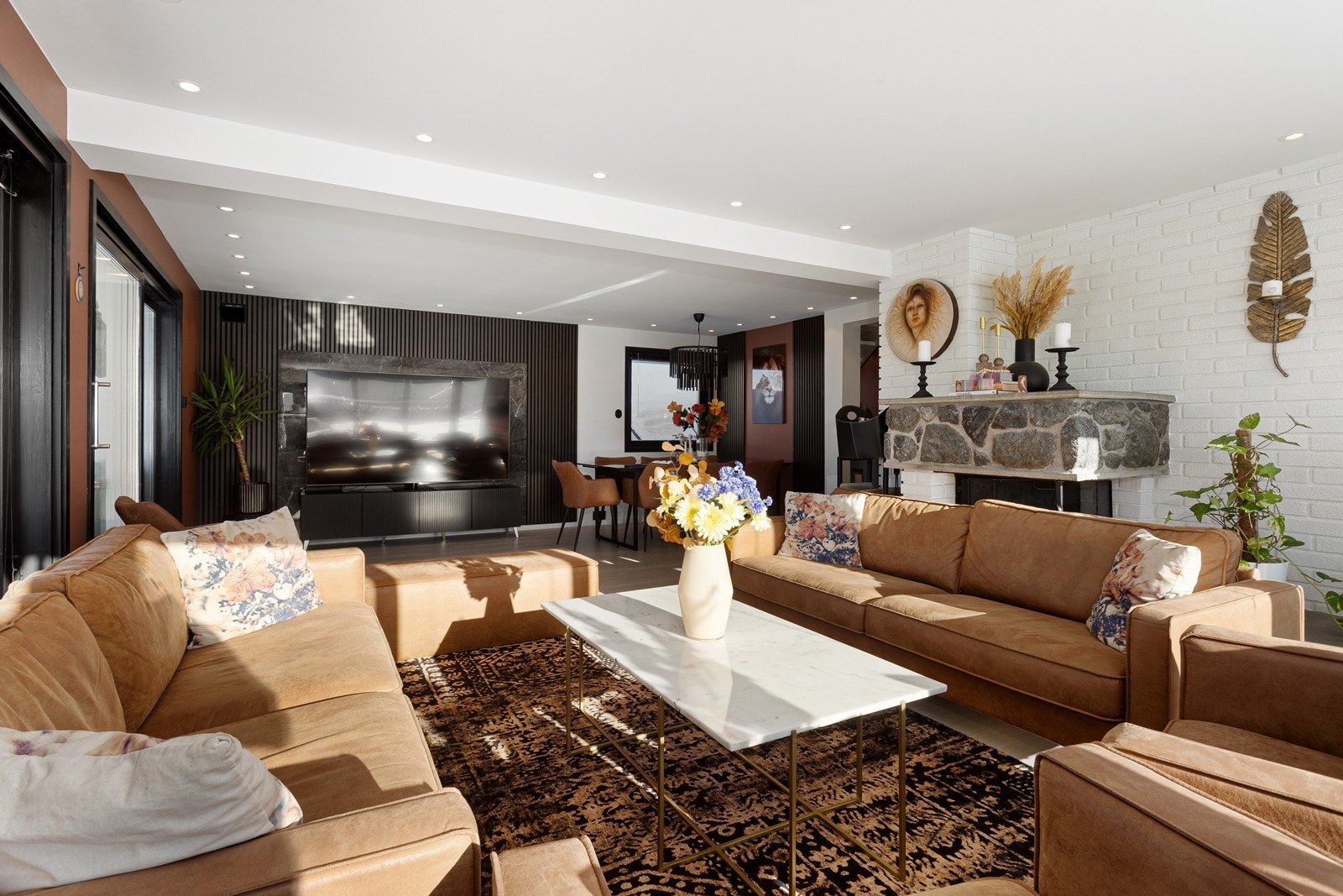 Stuen har moderne og stilrene overflater med 1-stavs laminat på gulv, slette vegger malt i et trendy fargepalett og en utstrakt bruk av downlights i tak. Galleribilde