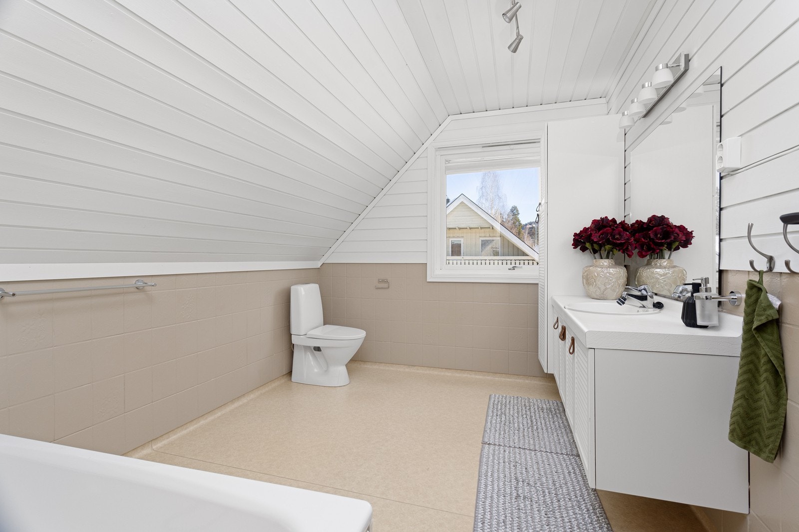 Pent bad i 2.etasje med belegg på gulv og baderomsinnredning med gode oppbevaringsløsninger. Galleribilde