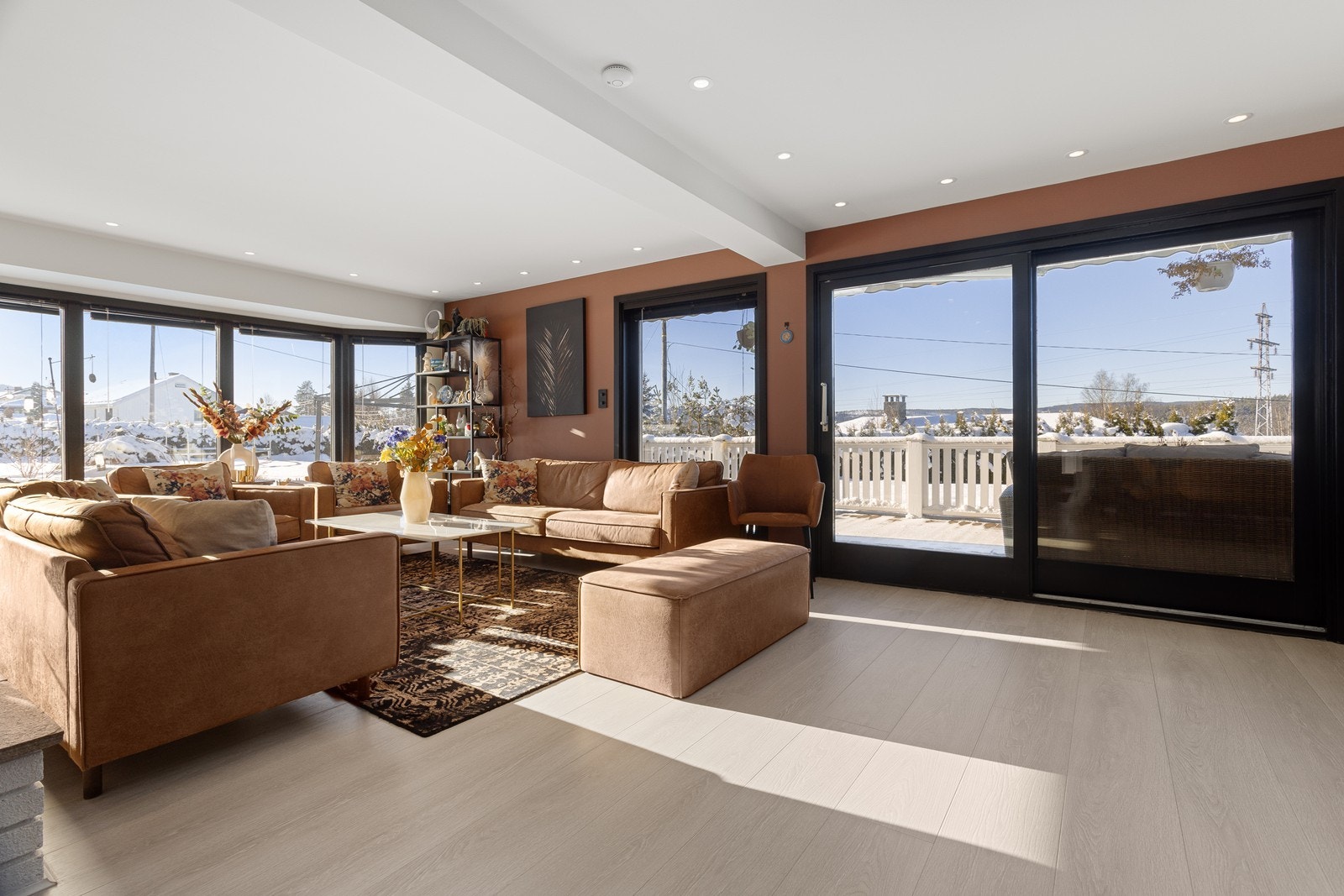 Eiendommen har en famille orientert planløsning med 3 soverom og 2 bad. Galleribilde