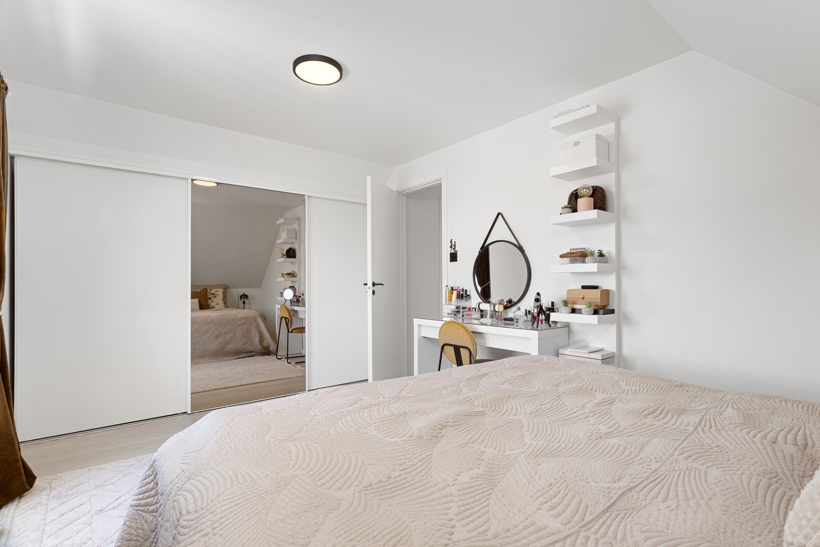 Fra hovedsoverommet er det direkte utgang til en flott balkong, der en kan sitte å nyte morgenkaffen. Galleribilde