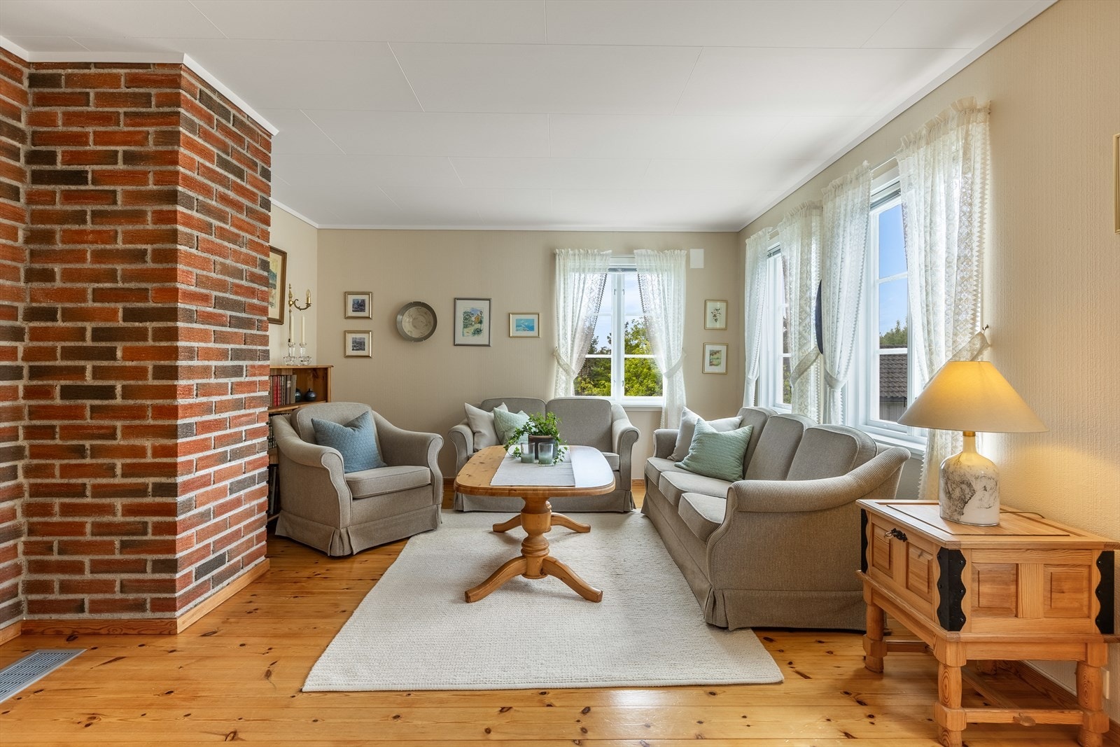 God plass til sofagruppe i stuen Galleribilde