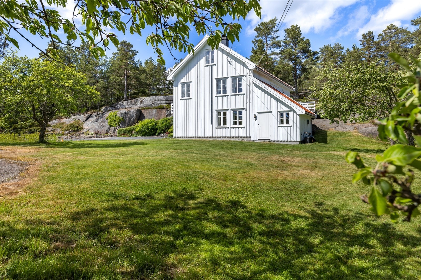 Stor hage med god plass til lek og moro! Galleribilde