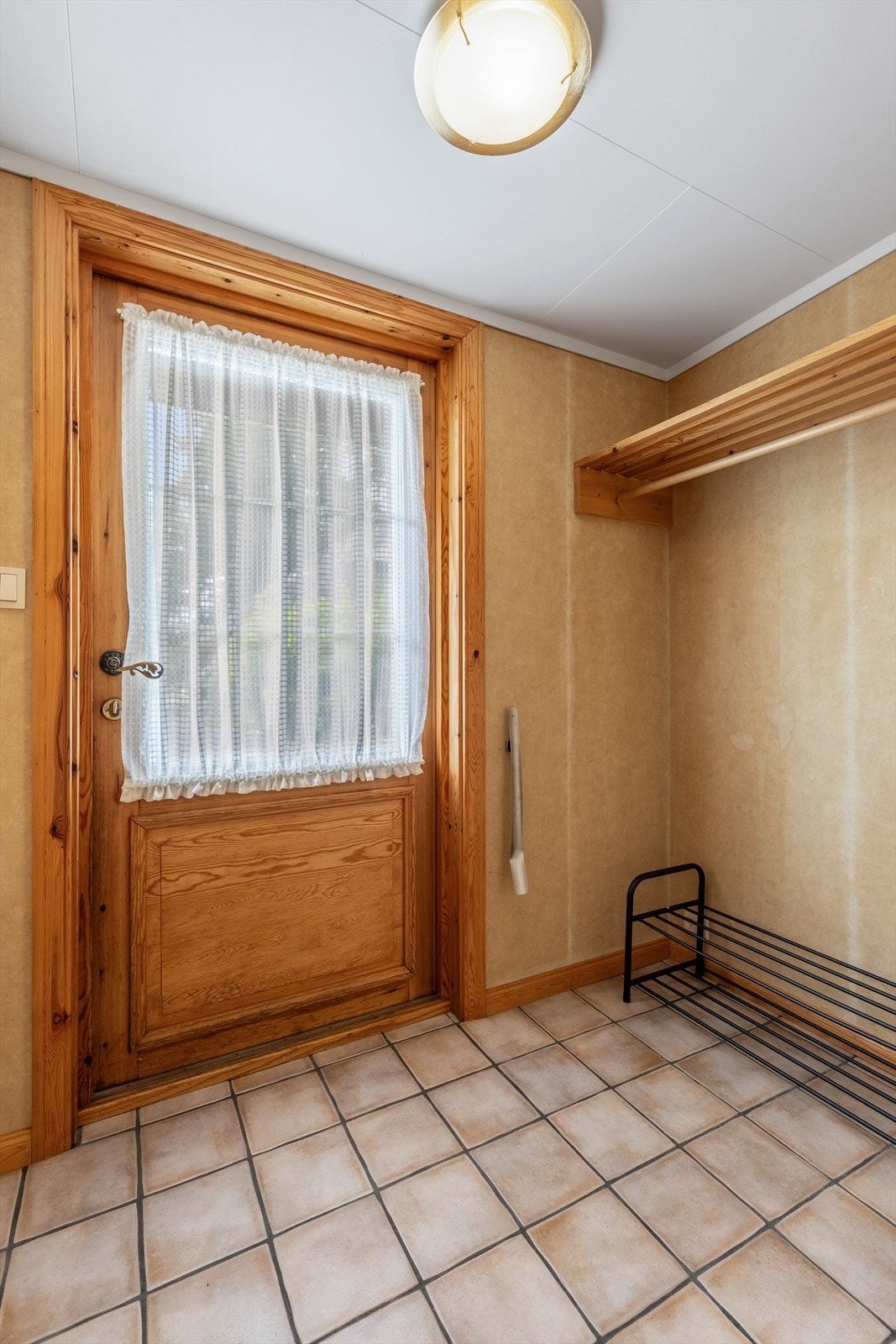 Entré med plass til å henge fra seg yttertøy Galleribilde