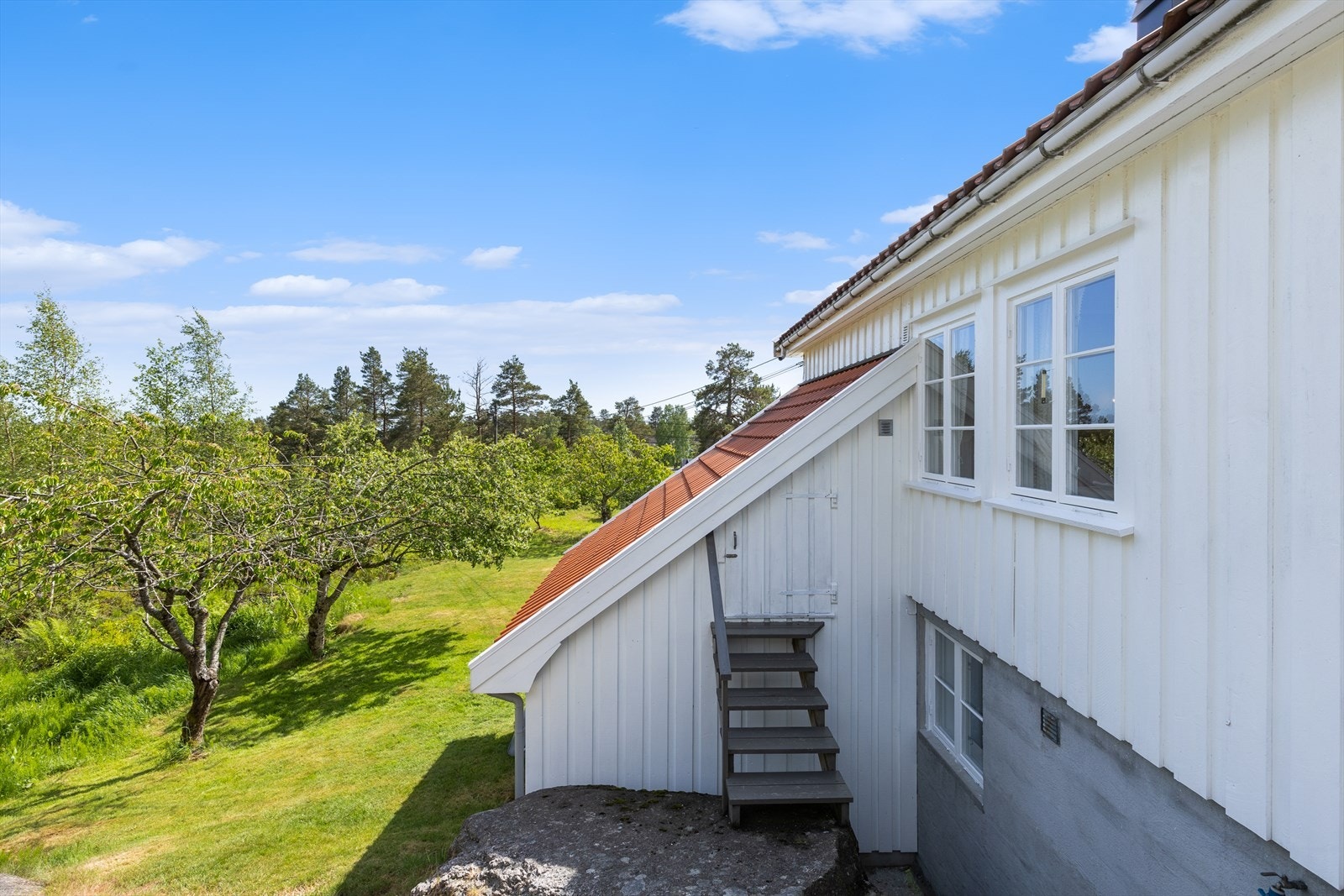 Praktisk liten bod med oppbevaringsmuligheter Galleribilde