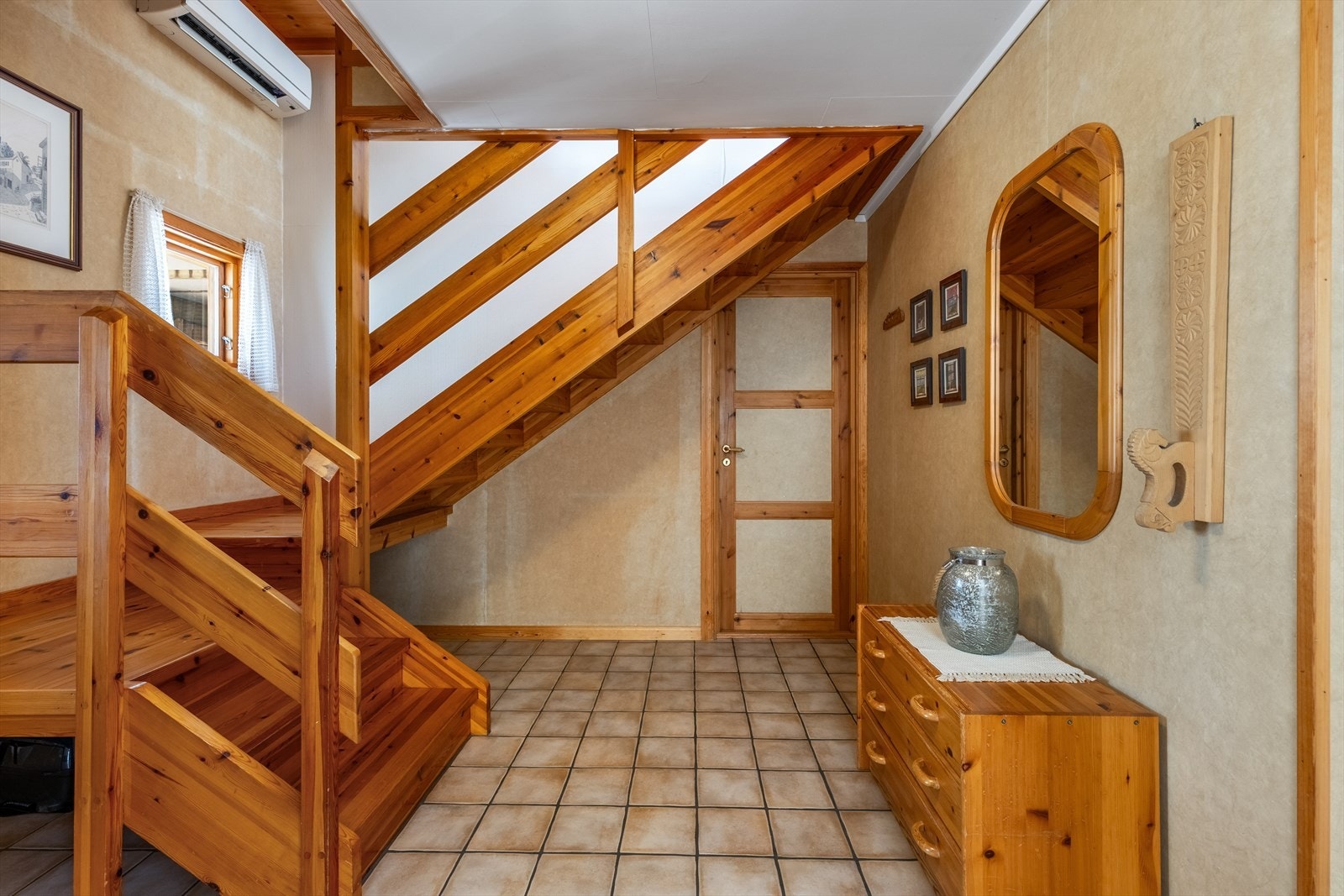 Trapp opp til 2. etasje Galleribilde