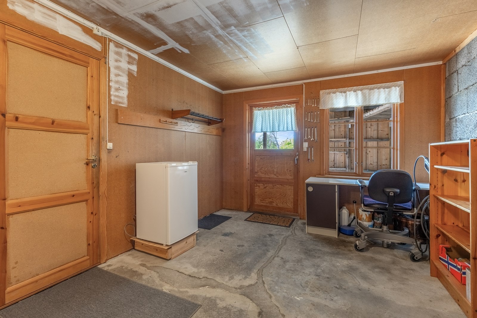 Bod i underetasje med god lagringsplass Galleribilde