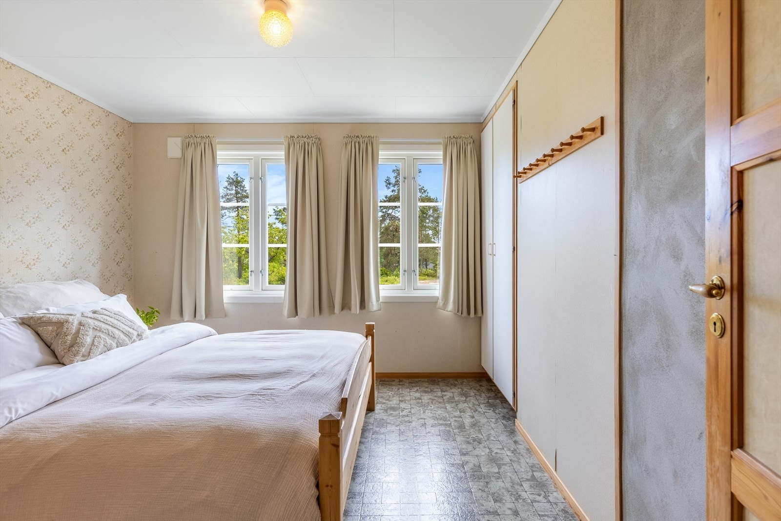 Soverom i underetasje med innebygde skap Galleribilde