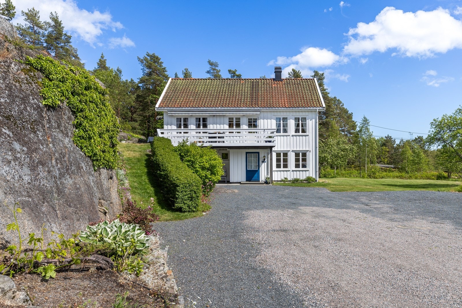 Romslig tun med god plass til biloppstilling Galleribilde