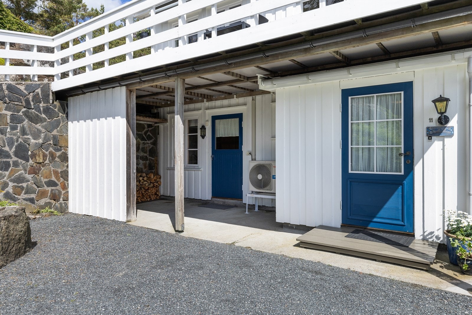 Inngang til boligen, samt inngang til romslig bod Galleribilde