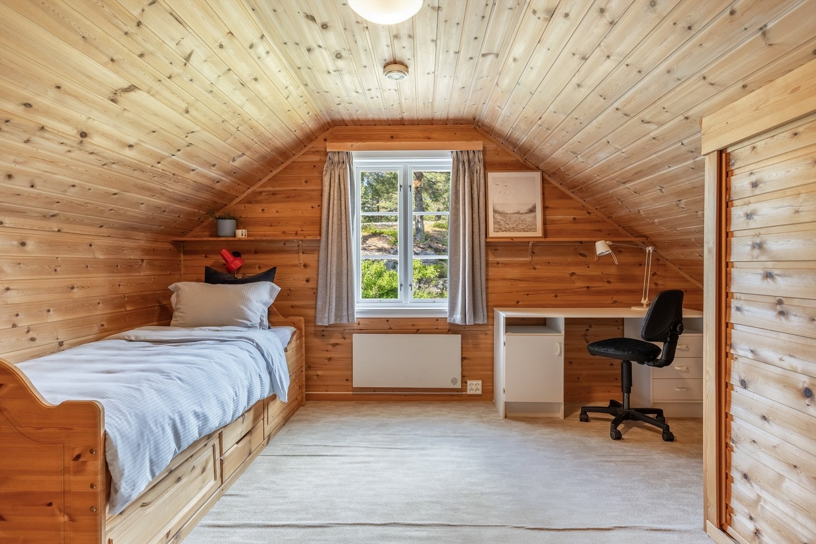 Rom i loftsetasjen som er benyttet som soverom (ikke godkjent) Galleribilde