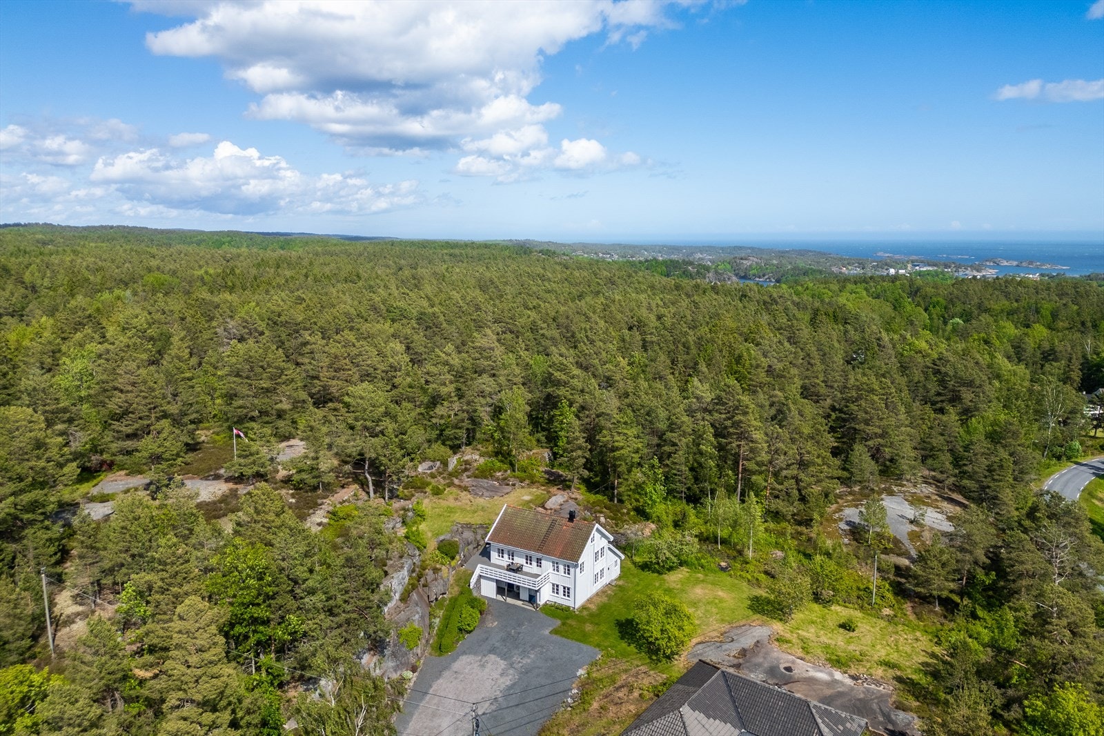 Dronebilde over området - kun få minutters biltur til sjøen! Galleribilde