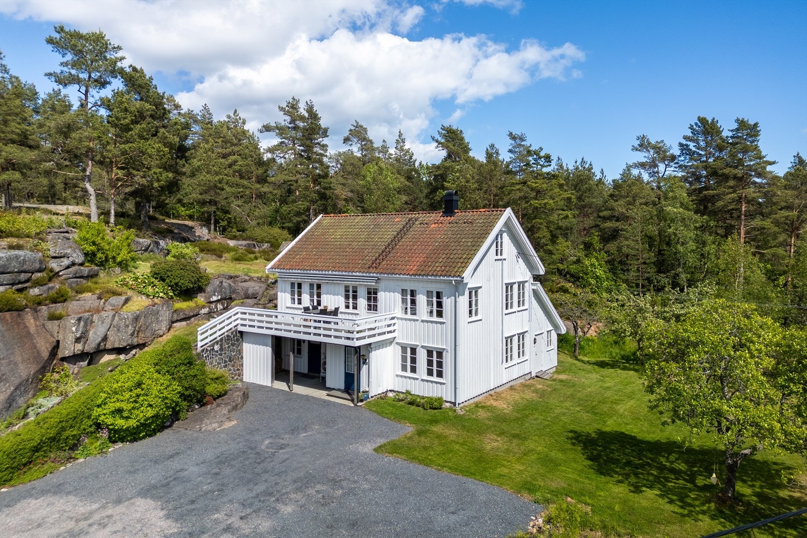 Flott enebolig på romslig tomt med stor hage, bed og beplantninger Galleribilde