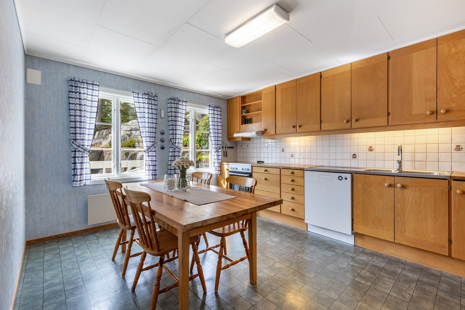 Kjøkken har god plass til kjøkkenbord Galleribilde