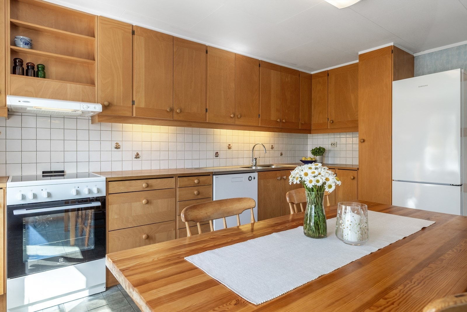 Godt med skap - og benkeplass på kjøkkenet Galleribilde