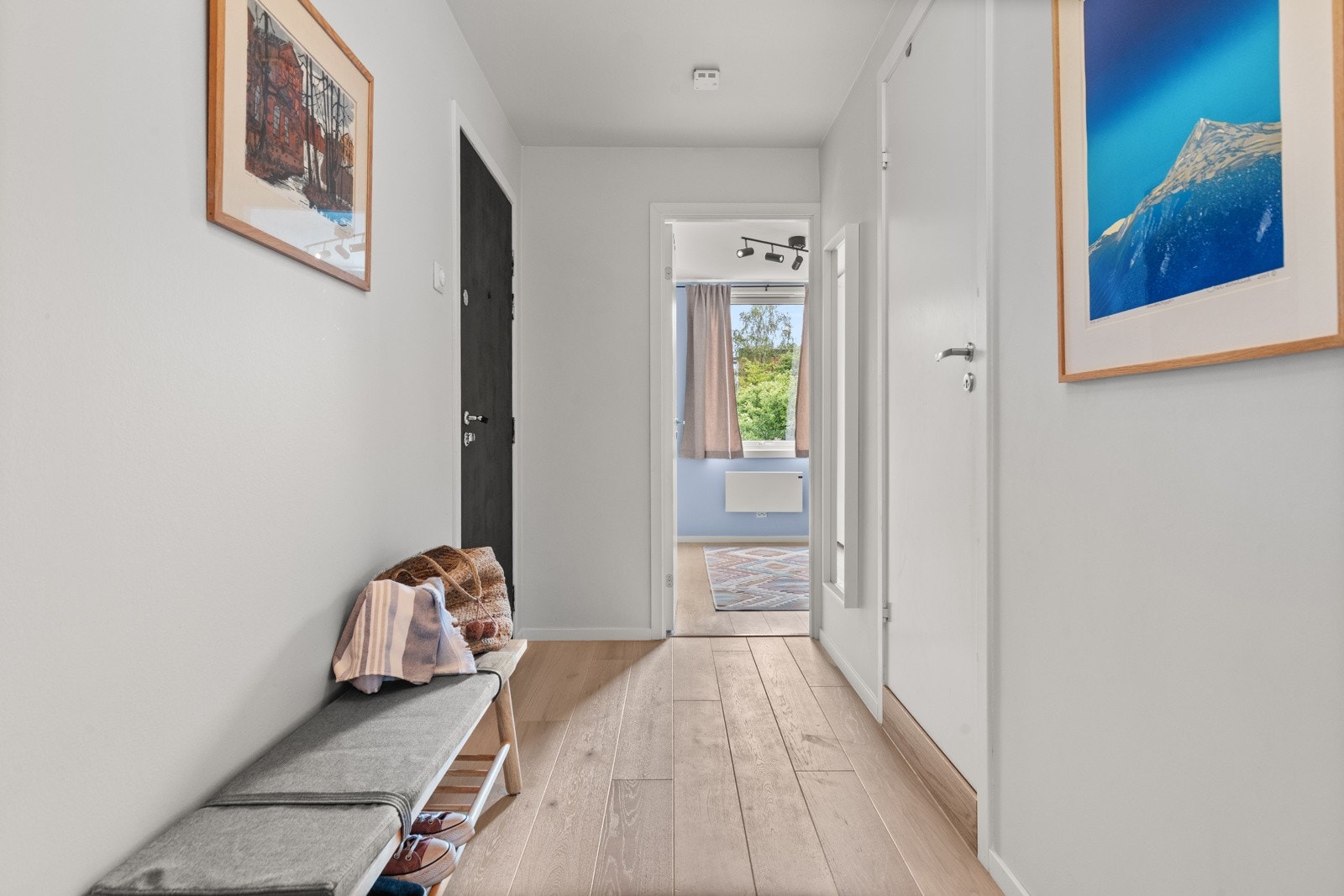 Velkommen inn! Romslig entré med god plass til møblement for oppbevaring av klær og sko. Galleribilde