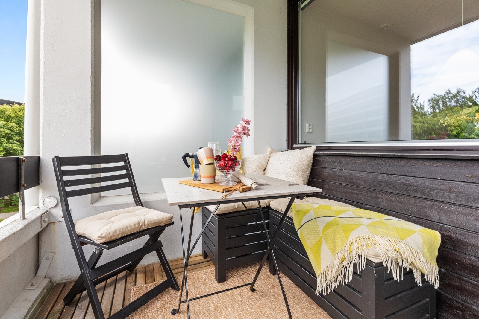 Her ligger alt til rette for en rolig morgenstund med kaffe og herlig formiddagssol. Galleribilde