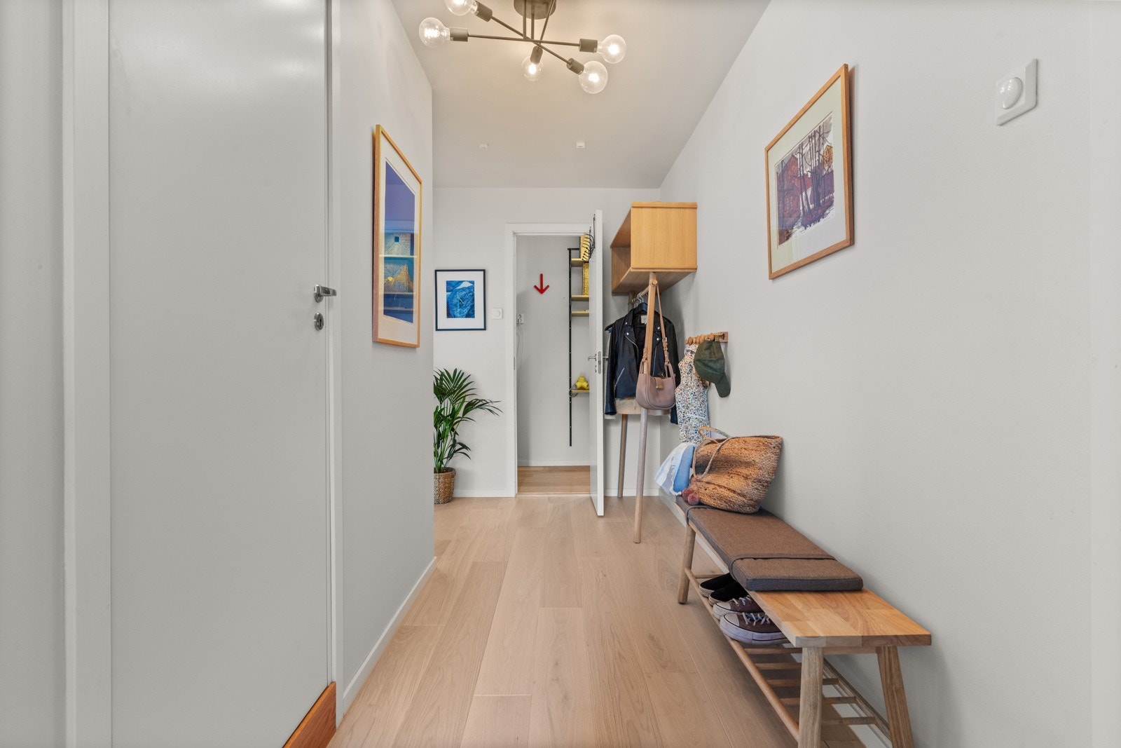 Entré med inngang til innvendig bod med gode oppbevaringsmuligheter og mulighet for hjemmekontorløsning. Galleribilde