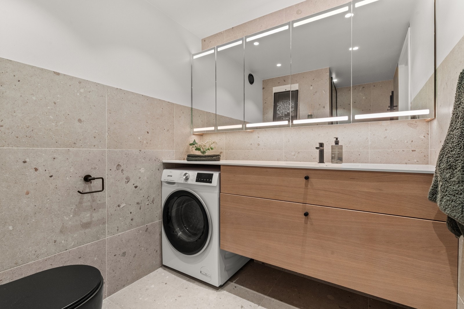 Lekkert flislagt baderom 2024 med behagelig varme i gulv og downlights i himling. Galleribilde