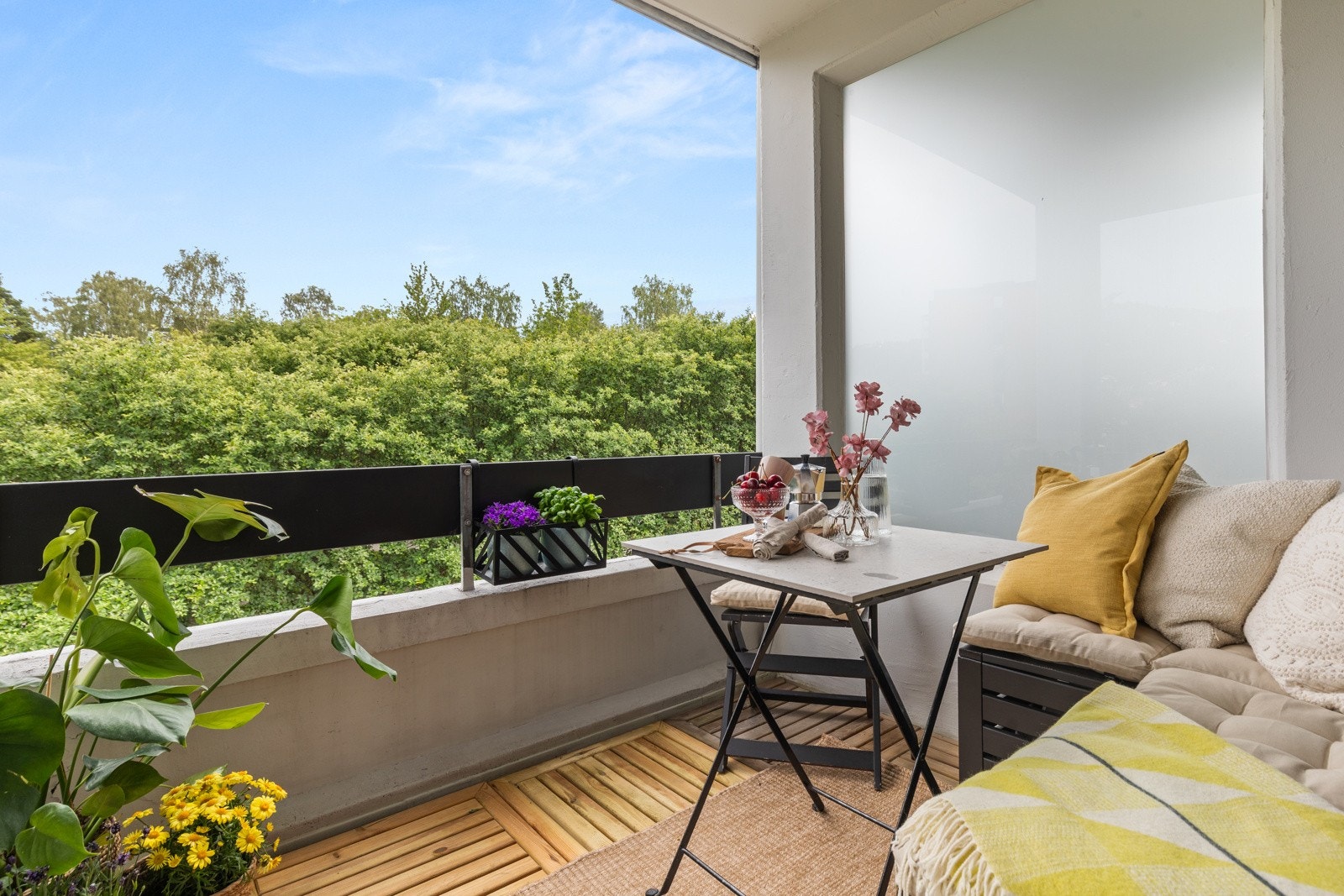 Koselig balkong som byr på herlig formiddagssol. Galleribilde