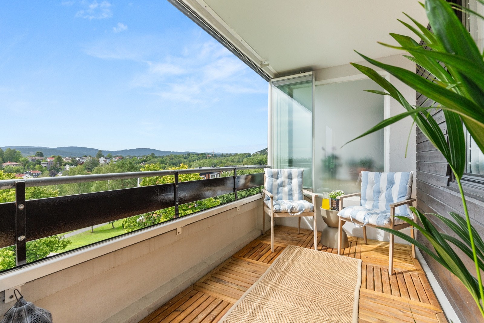 Den innglassede balkongen byr på fantastisk ettermiddagssol og har svært gode solforhold til solnedgang. Galleribilde