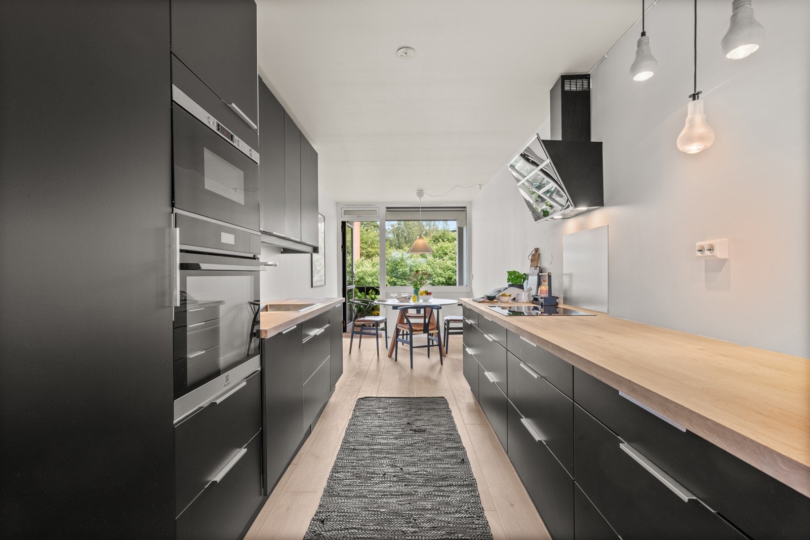 Kjøkkenet er utstyrt med kvalitetshvitevarer fra bl.a. Elextrolux som medfølger handelen. Galleribilde