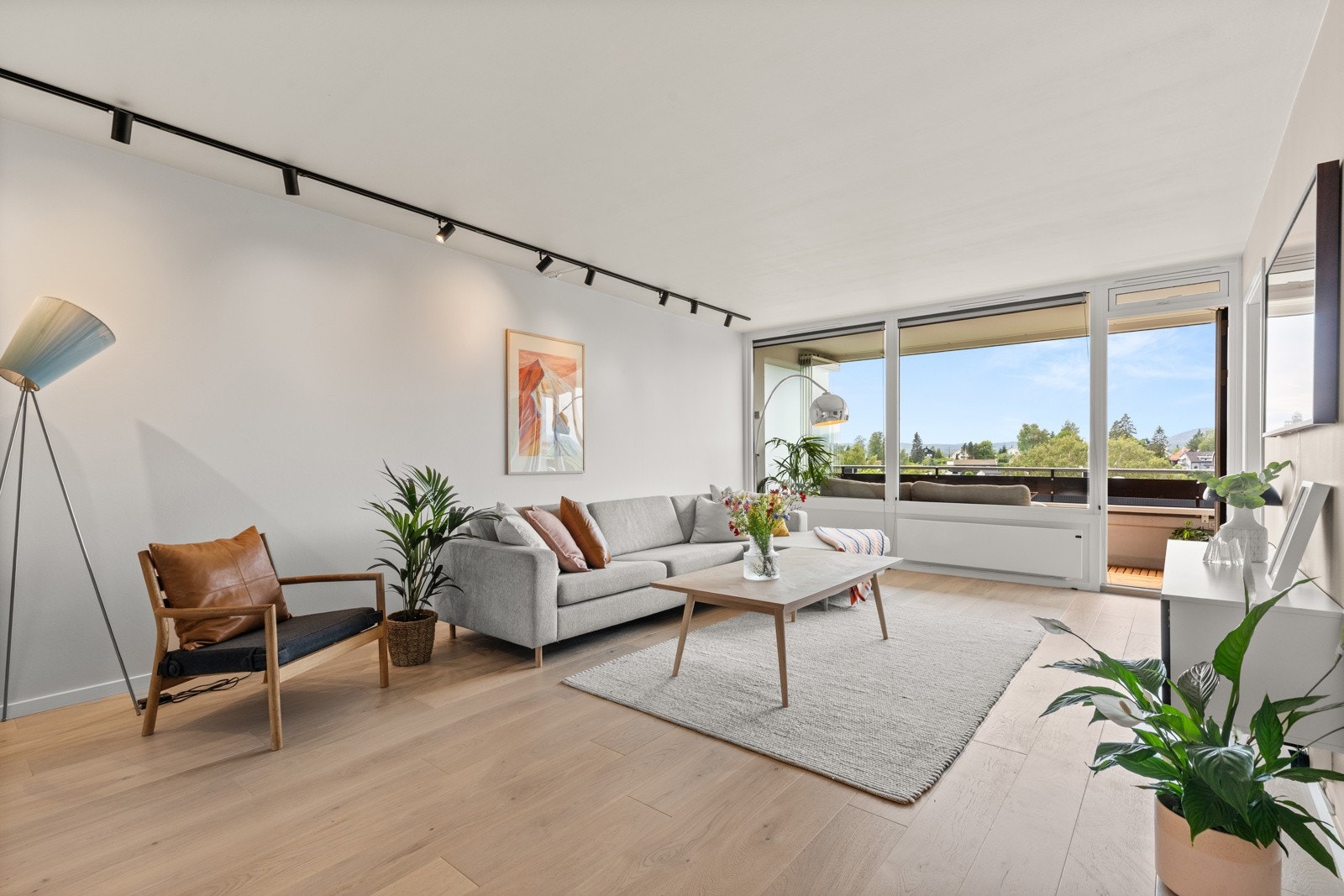 Stuen har en lys og åpen atmosfære. Galleribilde