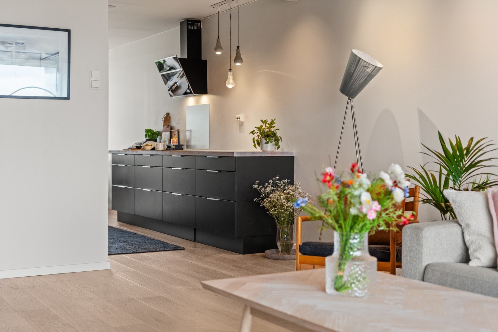 Delvis åpen stue- og kjøkkenløsning sørger for en moderne og god romfølelse. Galleribilde