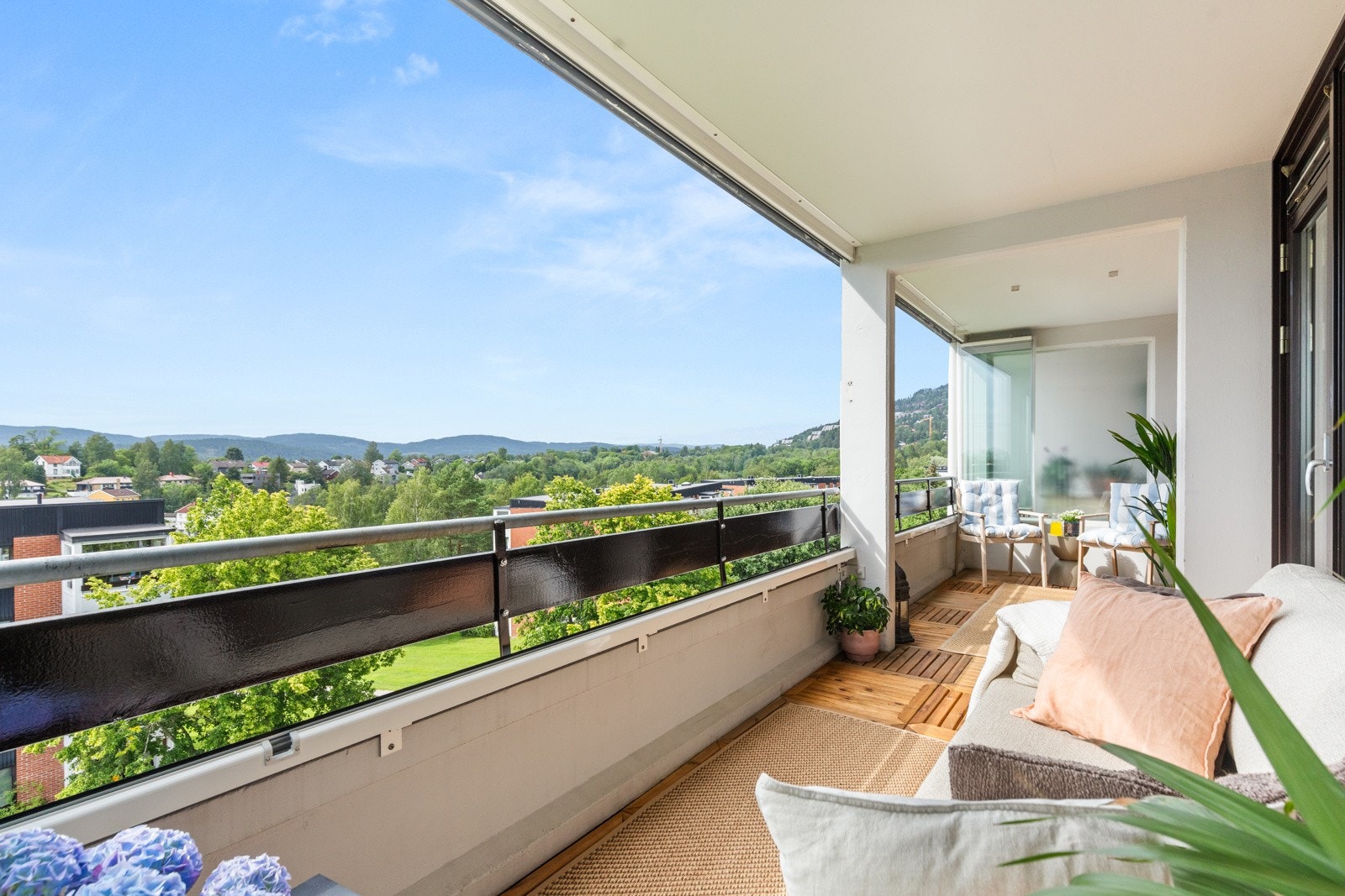 Her har man god plass til å møblere terrassen i flere forskjellige soner. Galleribilde