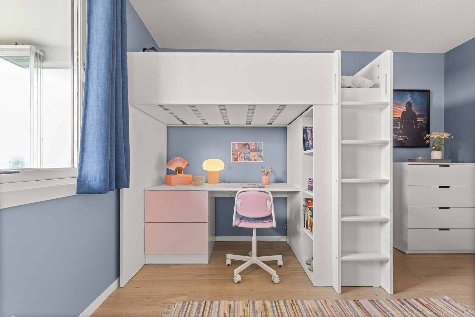 Soverom II - Soverommet er i dag innredet med to senger med skrivebord og oppbevaringsløsning. Galleribilde