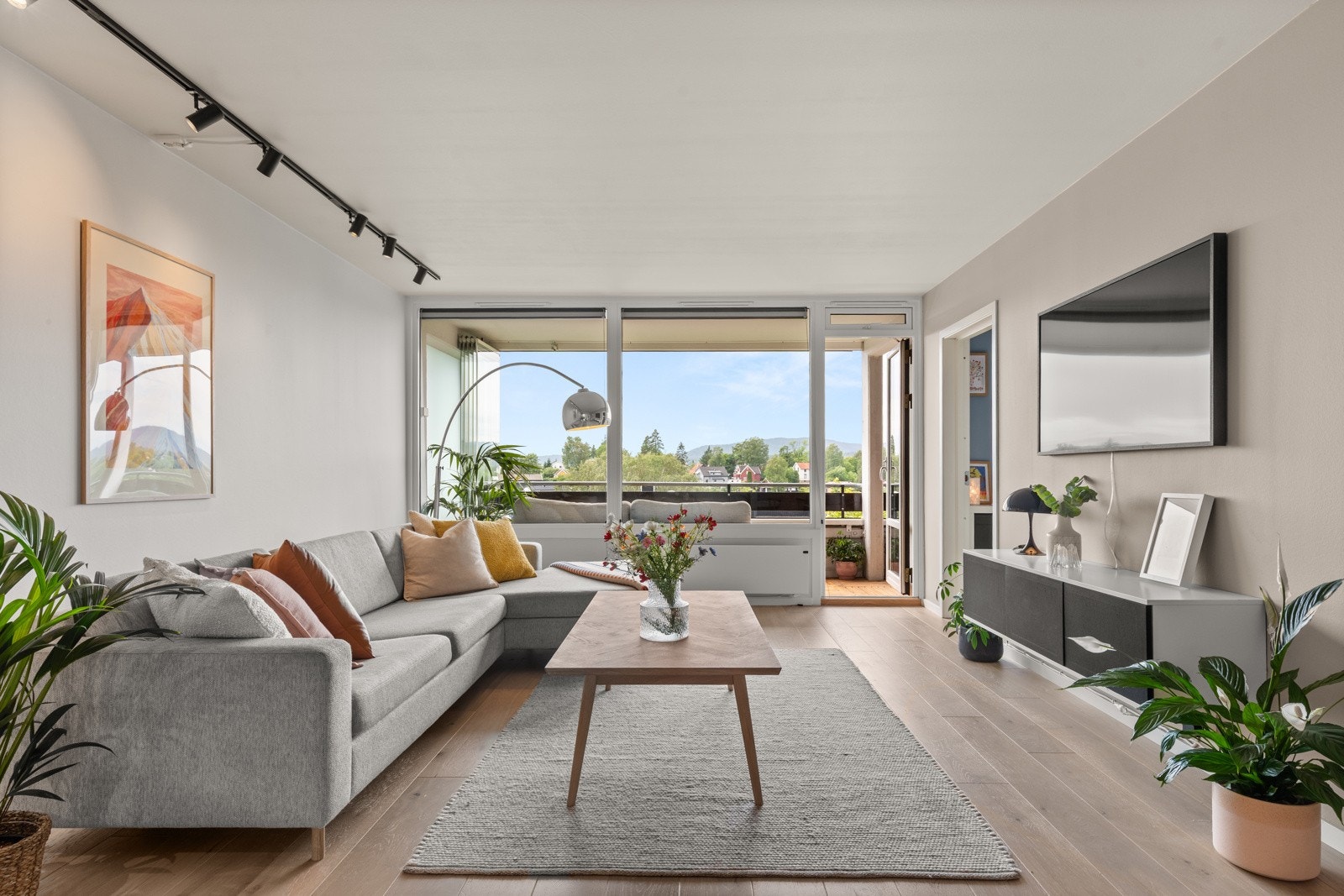 Spesialttilpassede plissegardiner for solskjerming i vinduer på stue og kjøkken. Galleribilde