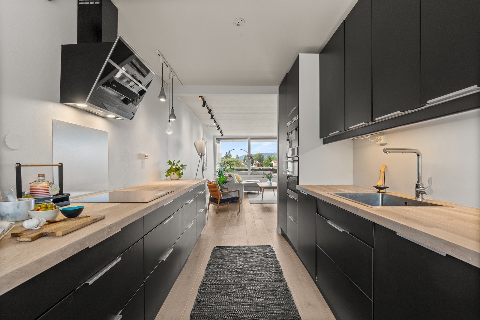 Flott Ikea kjøkkeninnredning fra 2011 med slette fronter. Innredningen ble overflatebehandlet i en mørk og delikat fargetone i 2020. Galleribilde