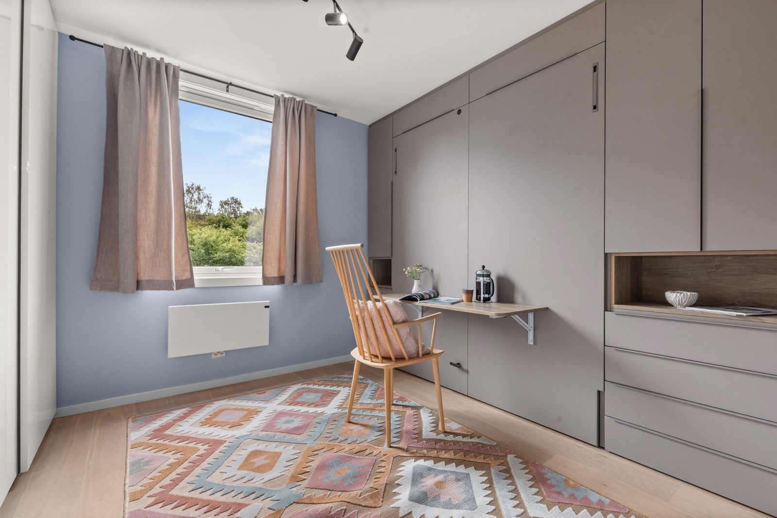 Den spesialtilpassede løsningen gjør at man får et ekstra rom når sengen er lukket. Galleribilde