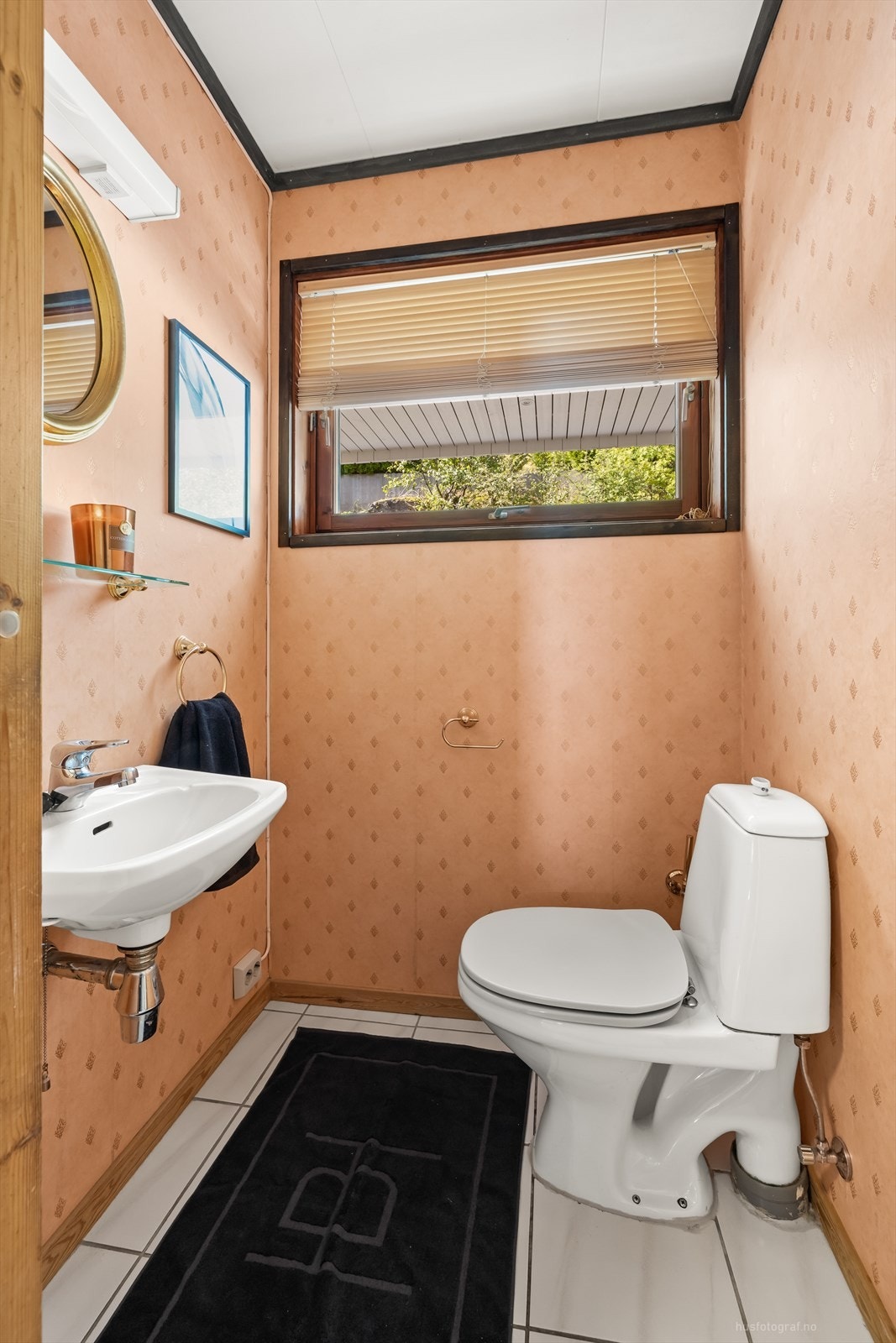 Rommet har flislagt gulv og tapetserte vegger, og er utstyrt med servant, toalett og mekanisk avtrekk - et praktisk og godt gjestetoalett. Galleribilde