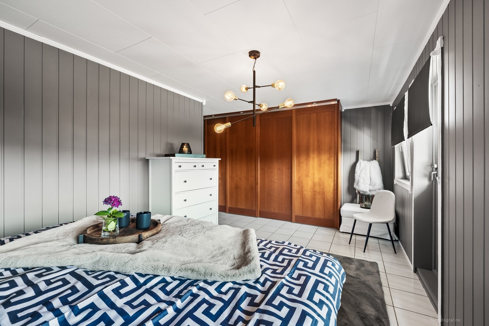 Rommet er av god størrelse med god plass til dobbeltseng, nattbord og garderobeløsning, og det kan enkelt deles for å etablere et tredje soverom ved behov. Galleribilde