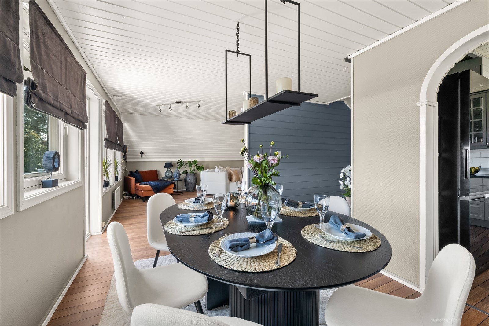 Spisestuen ligger praktisk til rett ved kjøkkenet. Galleribilde