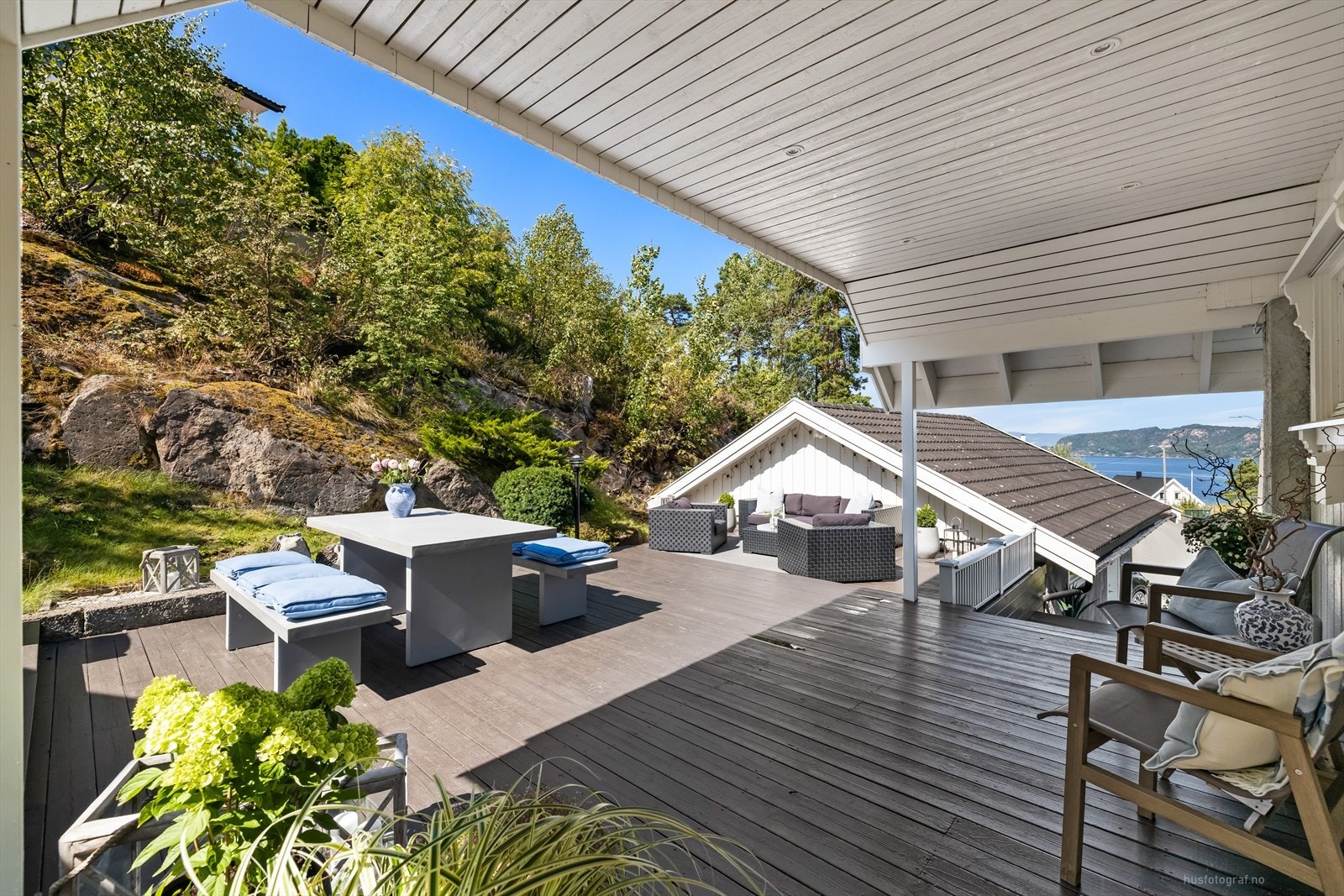Boligen har en pent opparbeidet tomt med solrike uteplasser hvor deler av terrasse er overbygget. Galleribilde