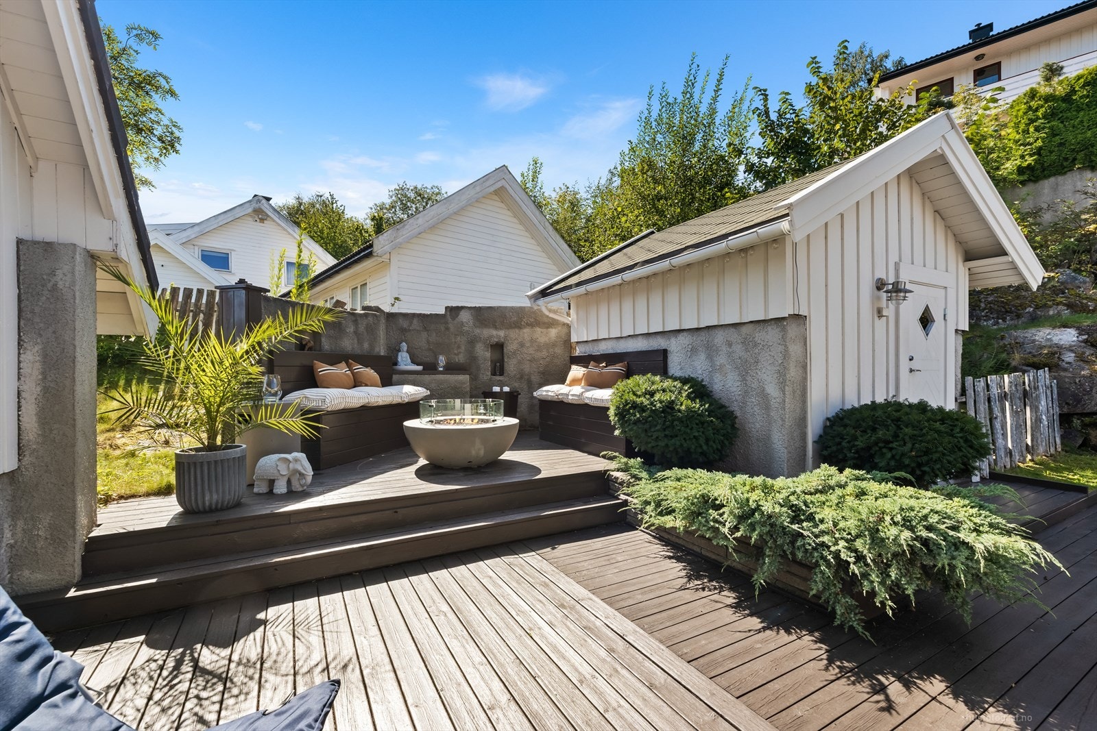 På deler av terrassen er det plassbygde benker og mulighet for bålplass - et koselig samlingspunkt året rundt. Galleribilde