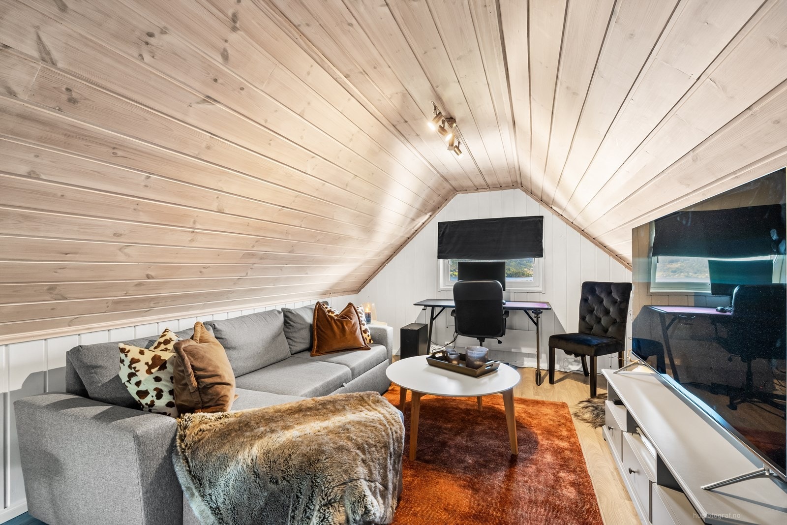 I tillegg har man en innredet loftstue som er perfekt for barna/ungdommen i familien. Galleribilde