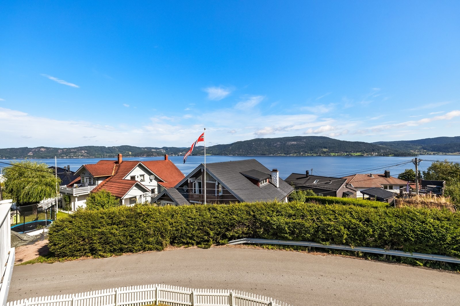 Fra eiendommen er det kort vei til Drammensfjorden, som byr på fine muligheter for både bading og båtliv. Det følger også tinglyst rett til båt- og bryggeplass, noe som gjør det enkelt å nyte livet ved vannet. Galleribilde