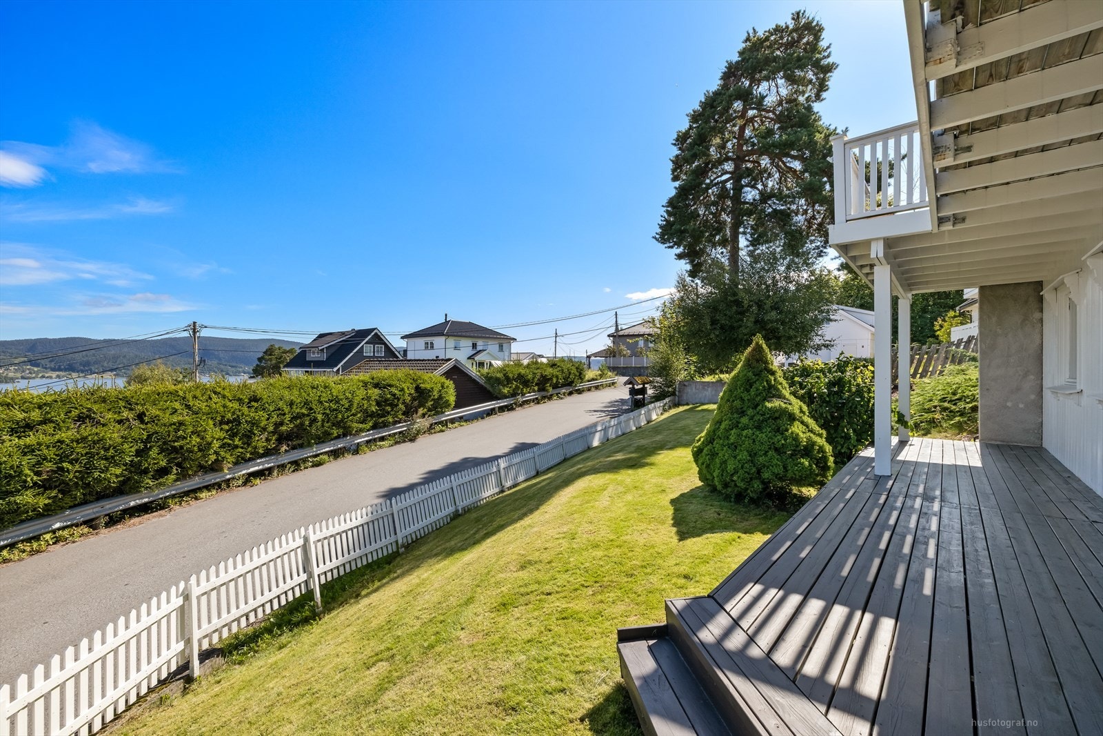 Her kan man enkelt nyte morgenkaffen, med fin utsikt på fine sommerdager! Galleribilde