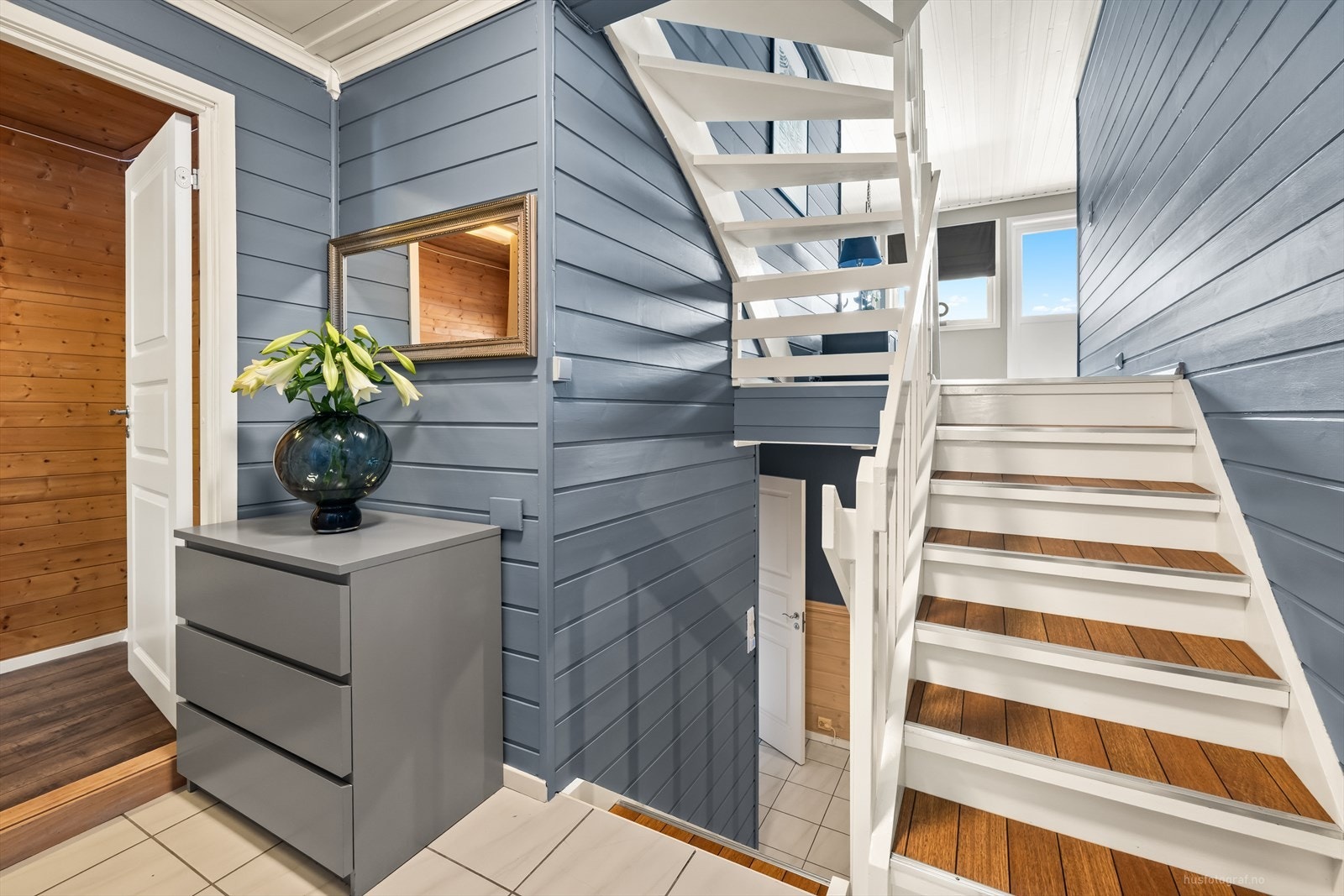 En koselig trappegang malt i blåtoner binder etasjene sammen. Galleribilde