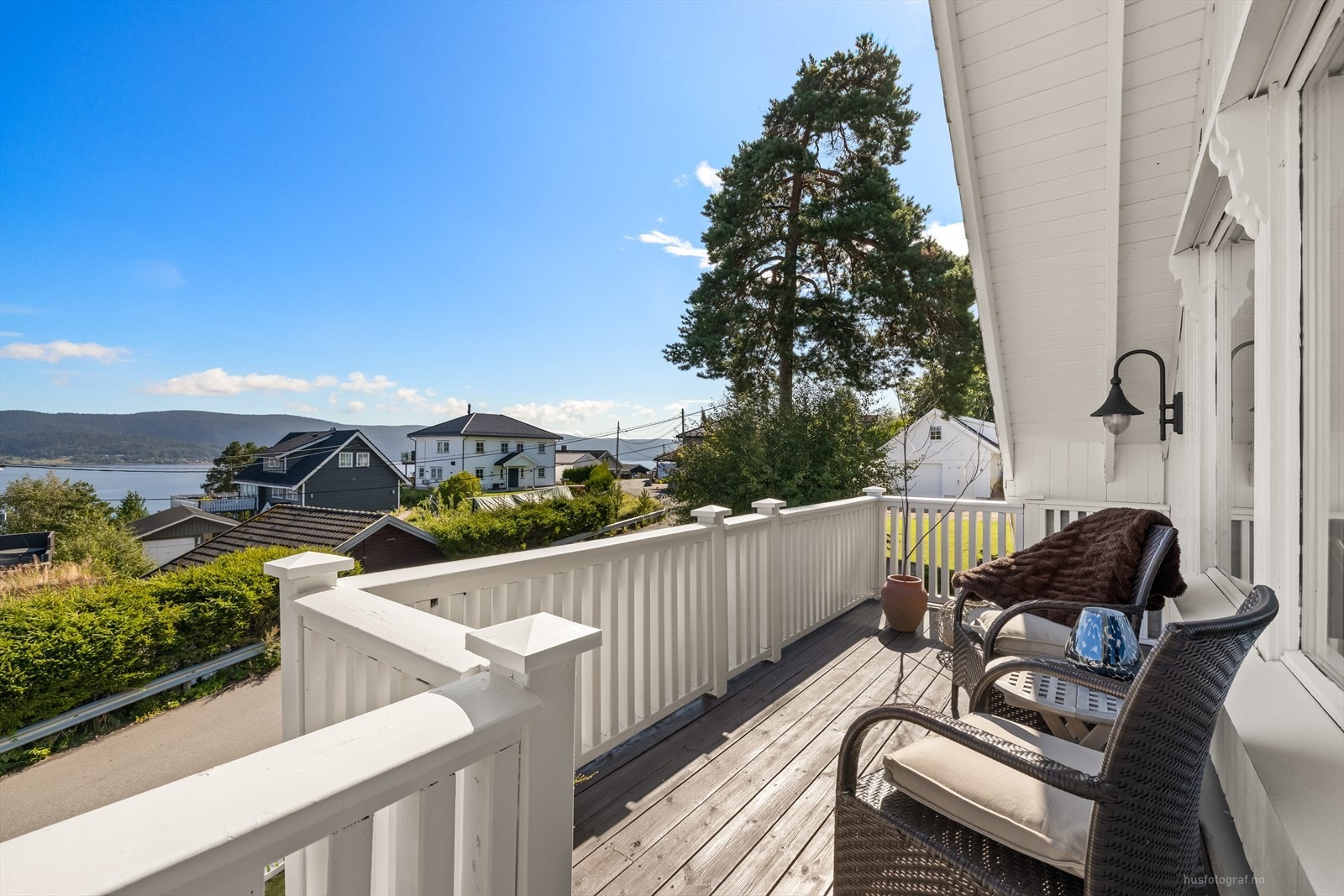 På den solrike verandaen kan man nyte den fine utsikten fra en hyggelig sitteplass. Galleribilde