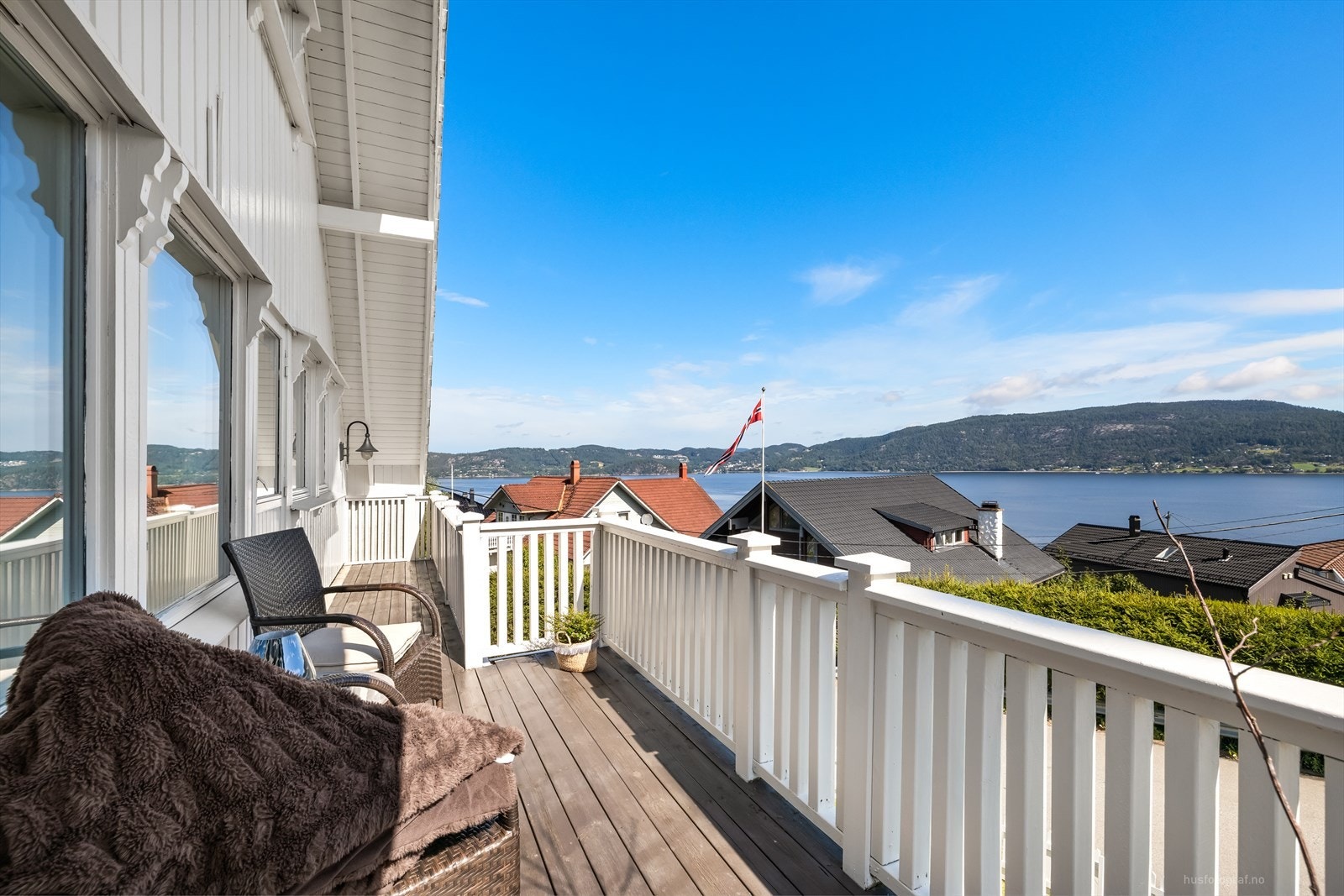 Boligens mange uteplasser gir sol fra morgen til kveld - kombinert med flott utsikt skaper det en herlig ramme for utelivet. Galleribilde