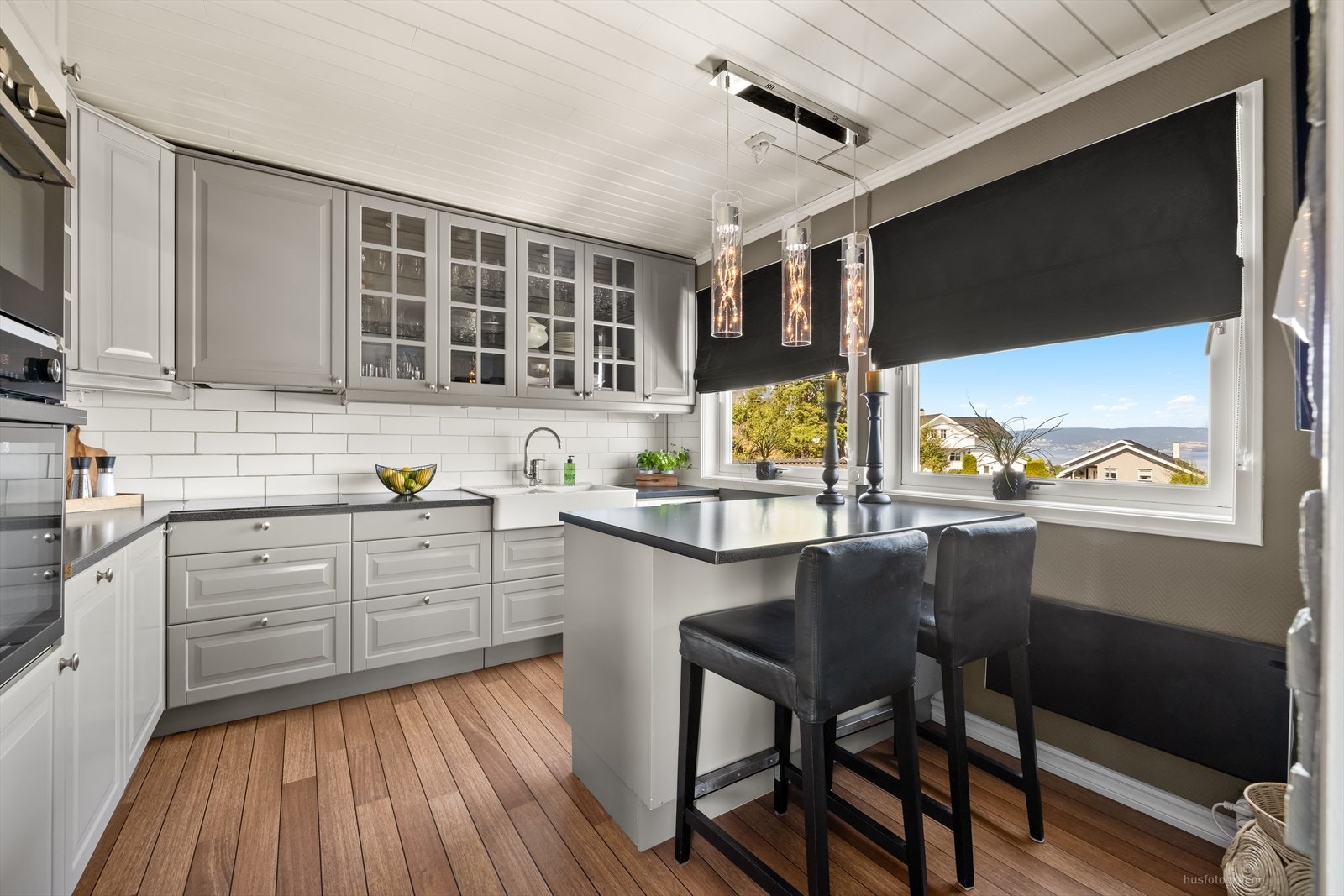 Kjøkkenet har en tidløs og klassisk innredning med profilerte fronter, hvor deler av overskap er med vitrinedører. Galleribilde