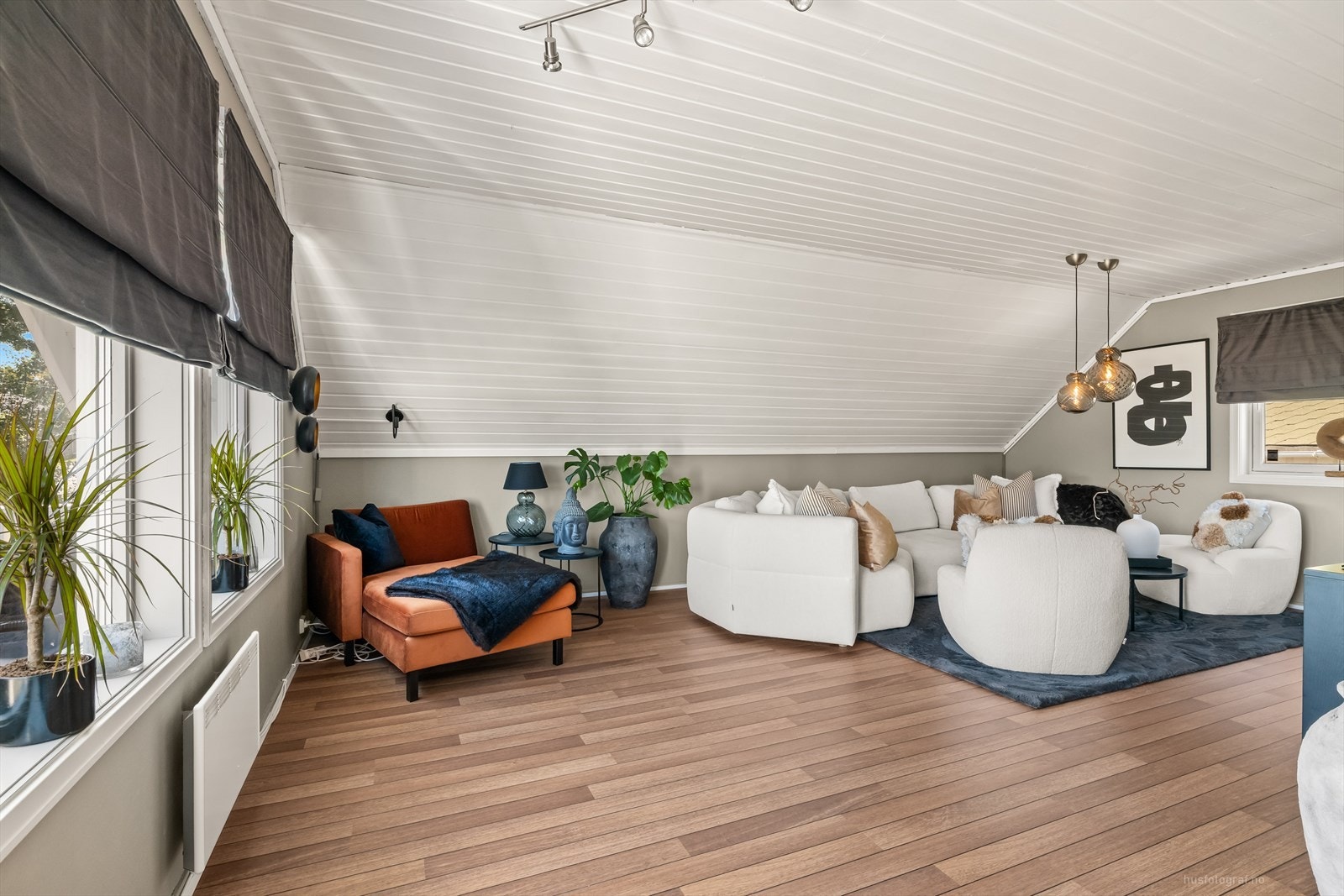 Rommet er perfekt for både avslapning og hyggelige måltider, og har utgang til den hyggelige verandaen. Galleribilde