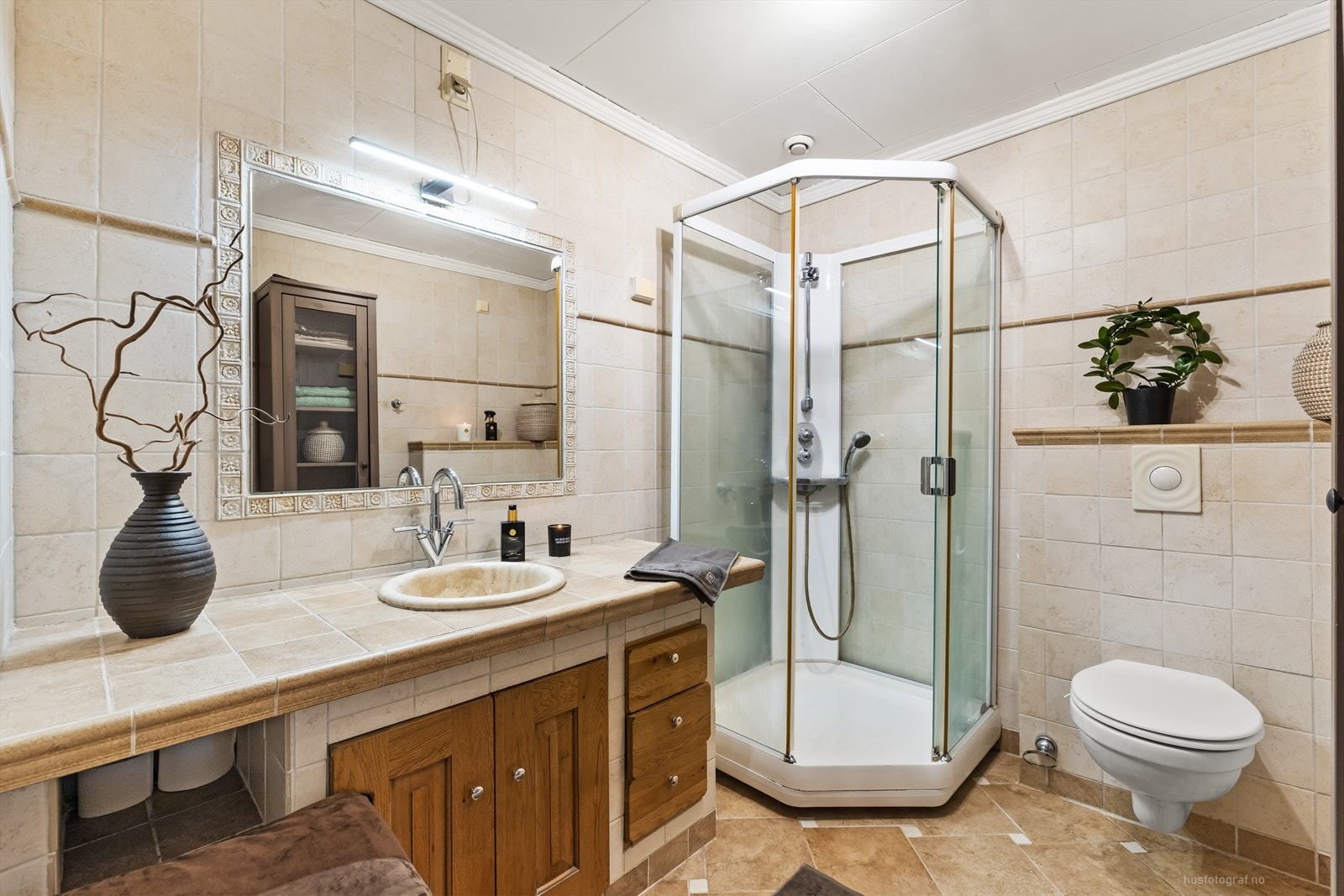 Badet, oppusset rundt 2010, har flislagte overflater og elektriske varmekabler som gir ekstra komfort. Galleribilde